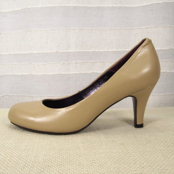 Chromatic Gallerie Nude Smooth Leather Round Toe Pumps - 6 - Picture 5 of 10